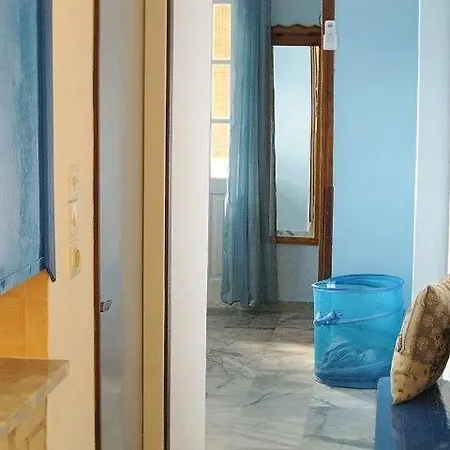 Alex - Nancy - Zaga アパート